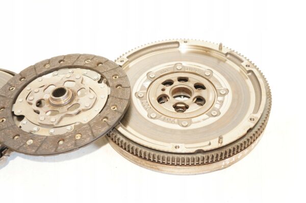 KOŁO DWUMASOWE VW GOLF T-ROC 1,0TSI 04C105266E KPL.