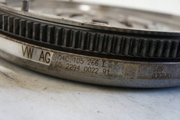 KOŁO DWUMASOWE VW GOLF T-ROC 1,0TSI 04C105266E KPL.