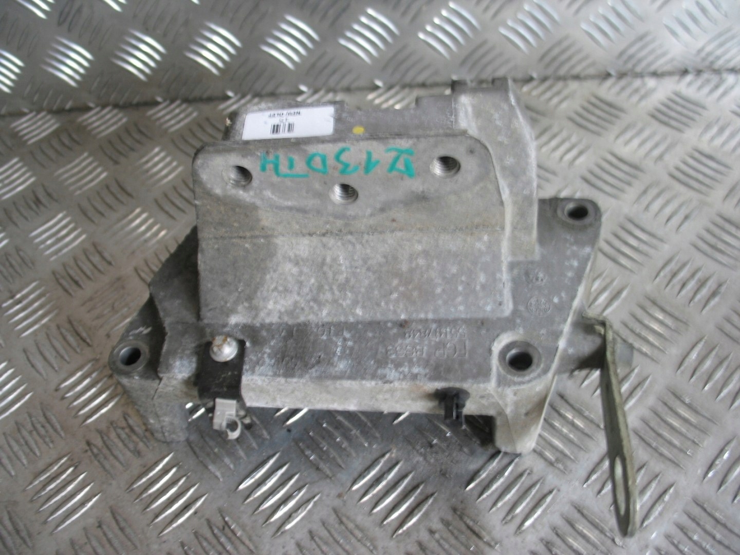 ŁAPA WSPORNIK SILNIKA CORSA D 1.3 CDTI 55197848