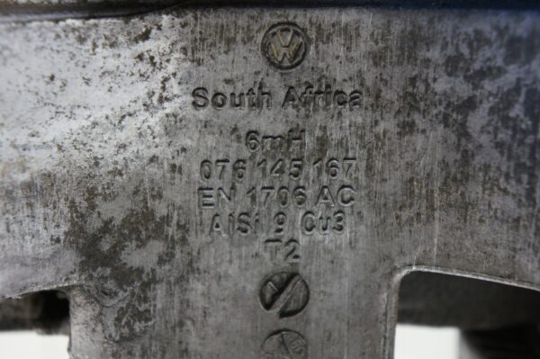 ŁAPA PODSTAWA POMPY VW CRAFTER 2,5TDI 076145167