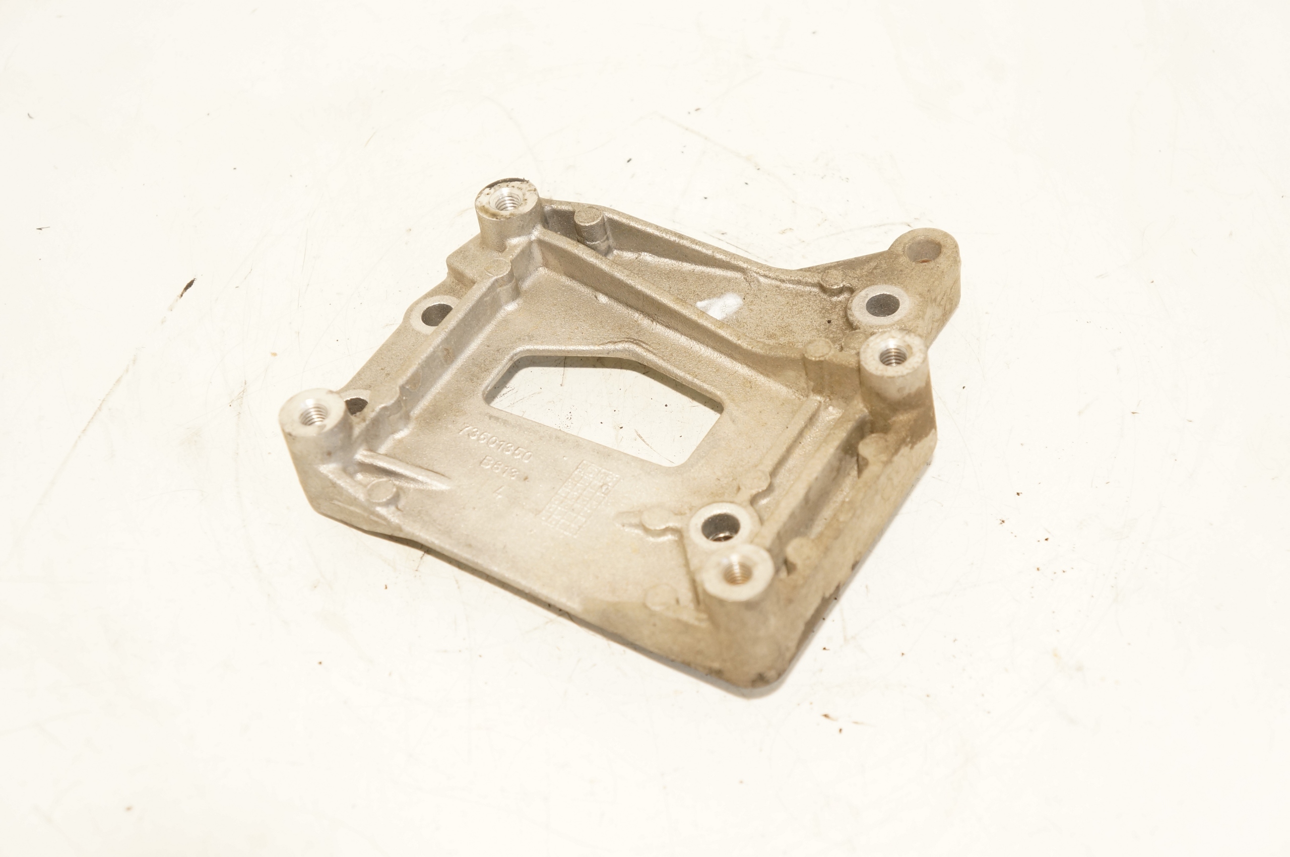 ŁAPA WSPORNIK FIAT 500 CORSA E 1,3M-JET 73501350