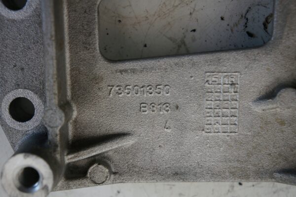 ŁAPA WSPORNIK FIAT 500 CORSA E 1,3M-JET 73501350