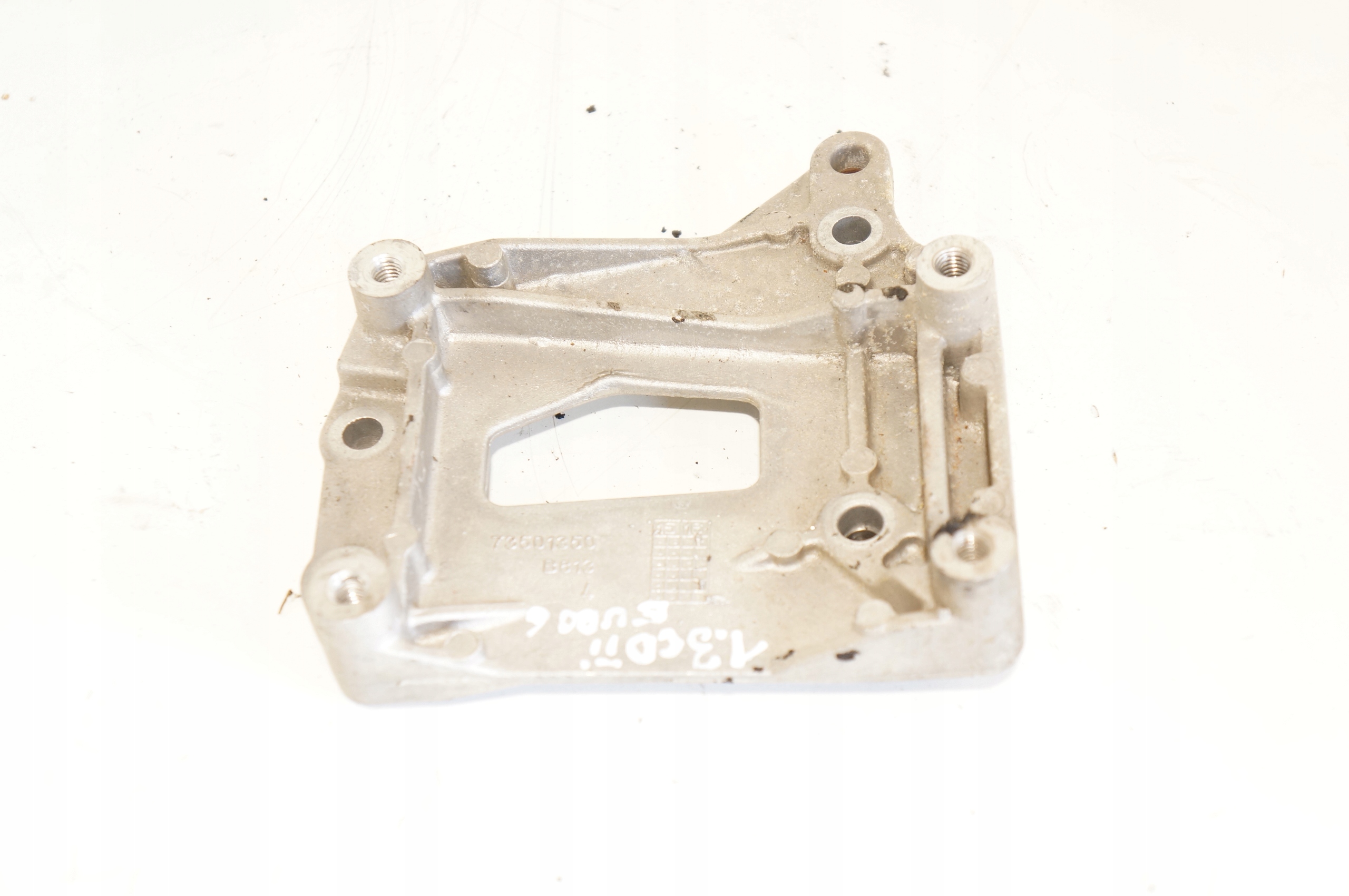 ŁAPA WSPORNIK FIAT 500 CORSA E 1,3 M-JET 73501350