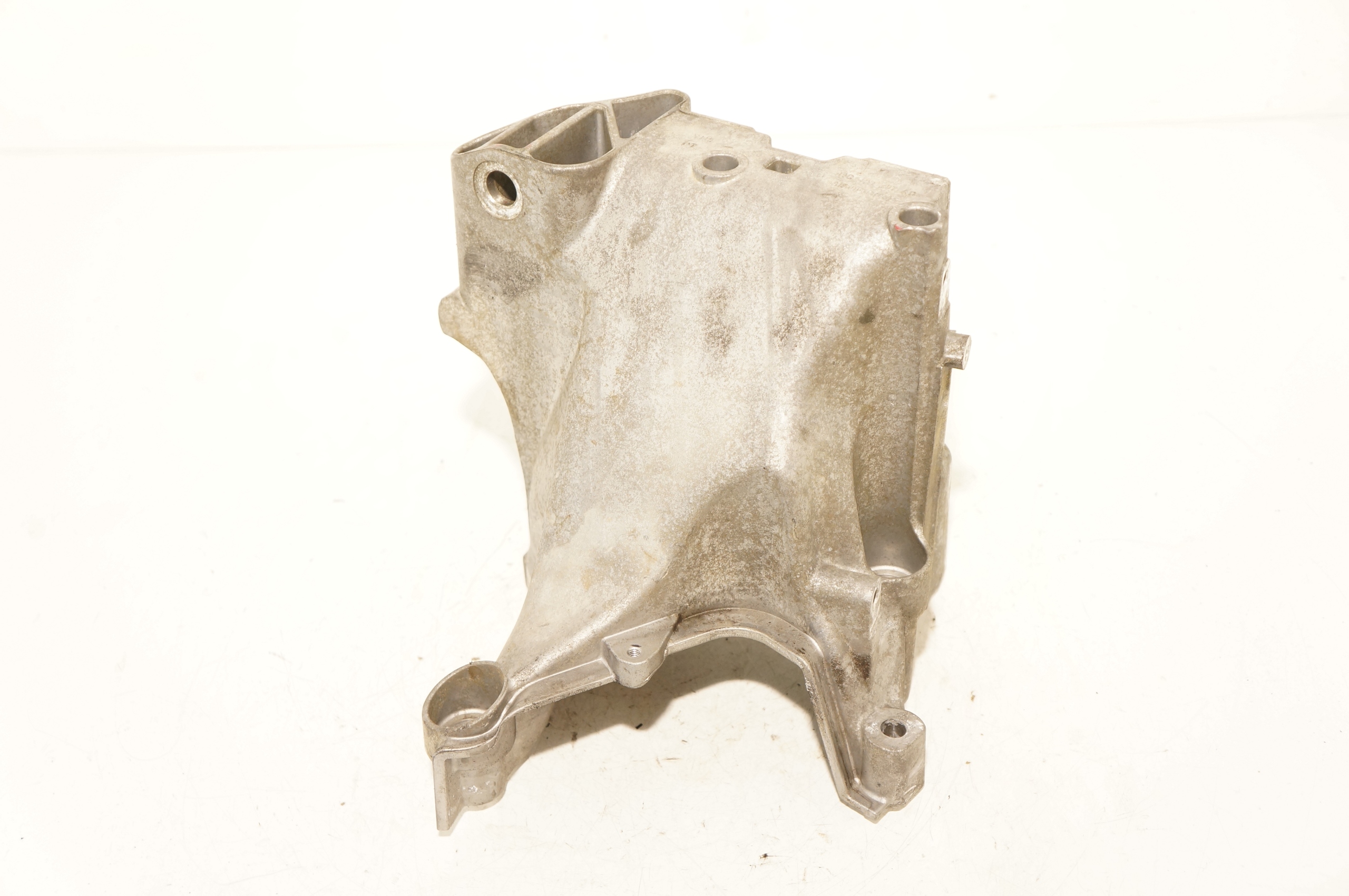 ŁAPA WSPORNIK SILNIKA VW POLO 2G KAROQ 1,0 TSI CHZ 04C199207AD