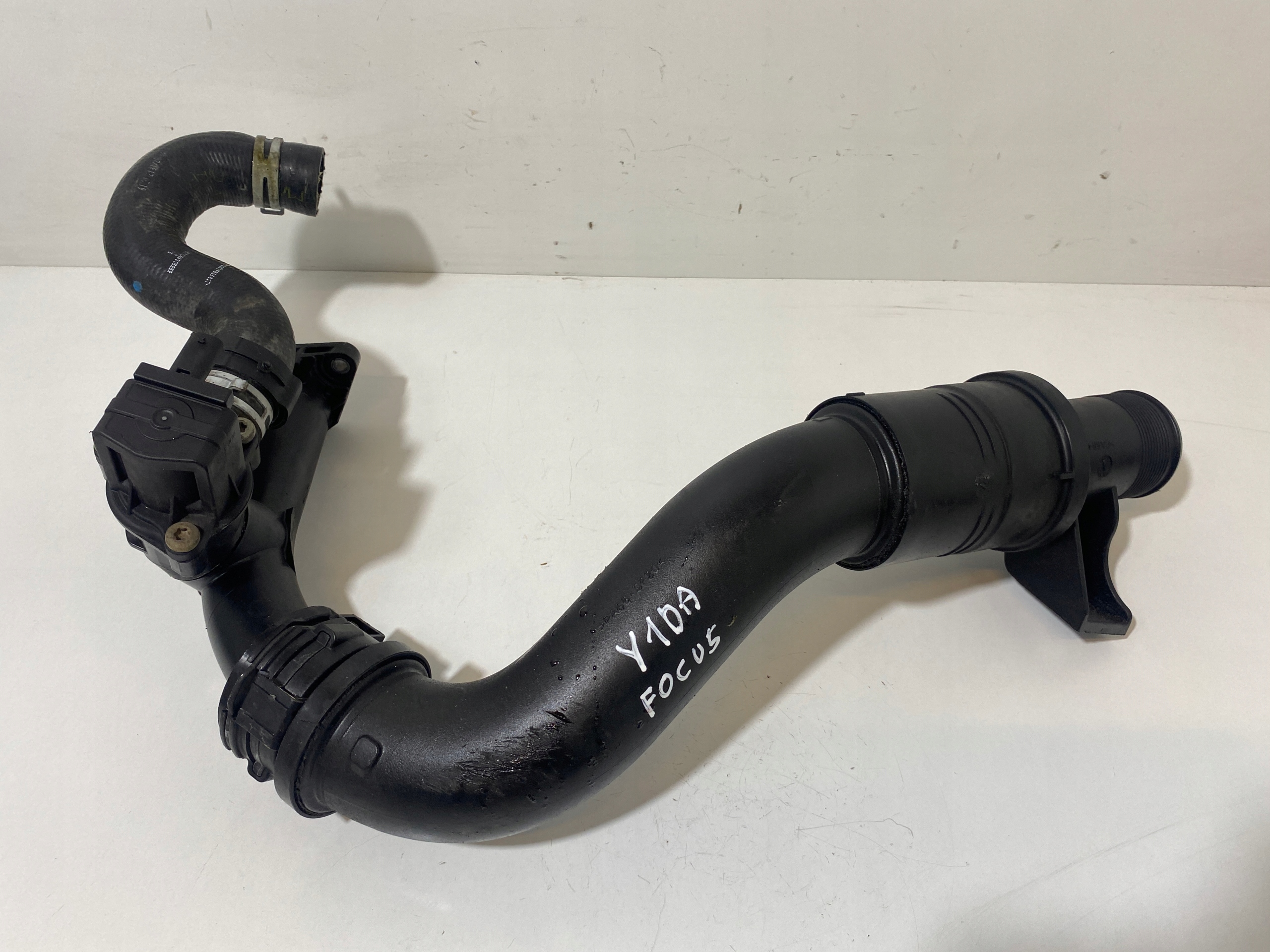 15403017990-696a2365106ee DOLOT POWIETRZA FORD 1.5 ECOBOOST JX61-6F072-DB