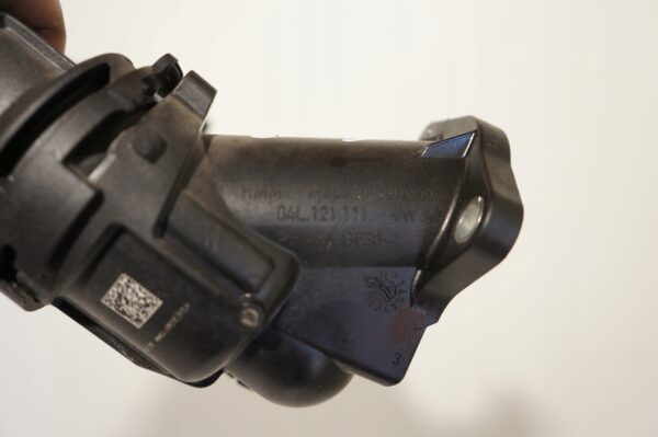 OBUDOWA TERMOSTATU VW GOLF PASSAT 1,6 2,0 TDI 04L121026AE