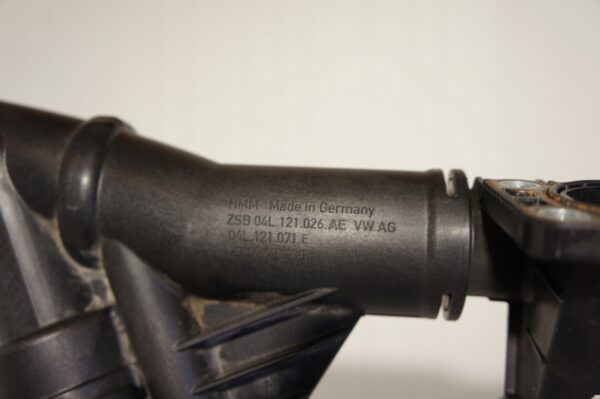 OBUDOWA TERMOSTATU VW GOLF PASSAT 1,6 2,0 TDI 04L121026AE
