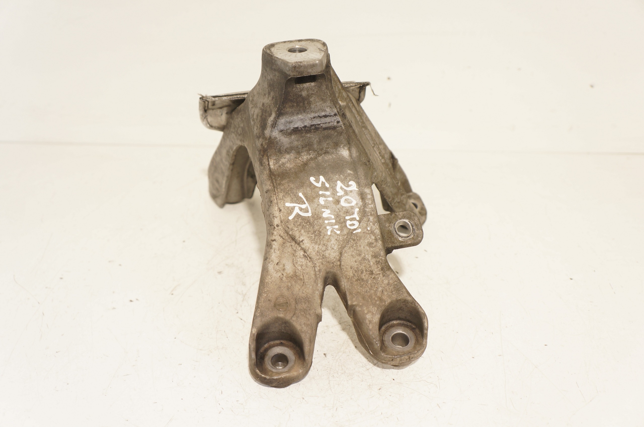 ŁAPA SILNIKA VW AUDI A4 B8 A5 PASSAT B7 2,0 TDI CAG 8K0199308AP