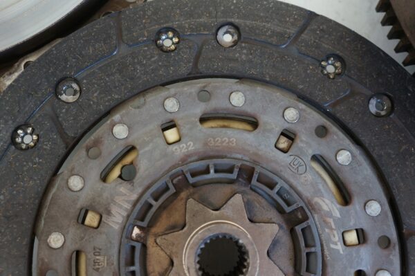 KOŁO DWUMASOWE SPRZĘGŁO FIAT OPEL ASTRA CORSA 1.3 CDTI 55564199 9223223