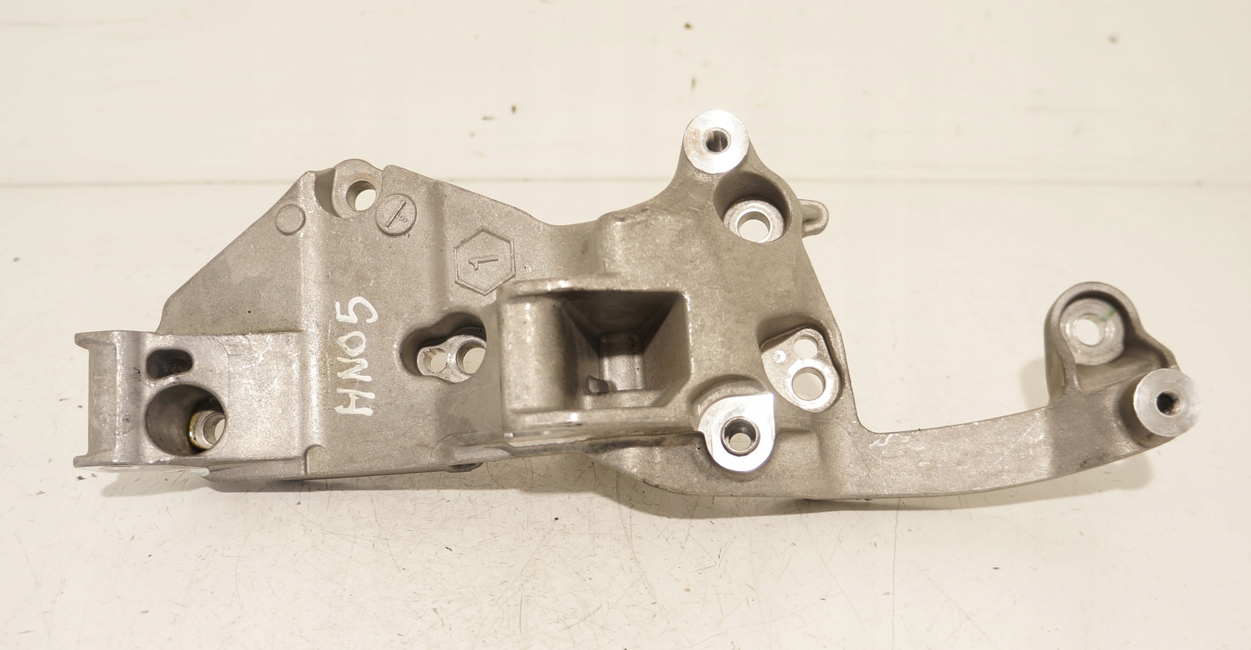 ŁAPA WSPORNIK ALTERNATORA PEUGEOT 308 CITROEN C3 1,2THP 9809714680