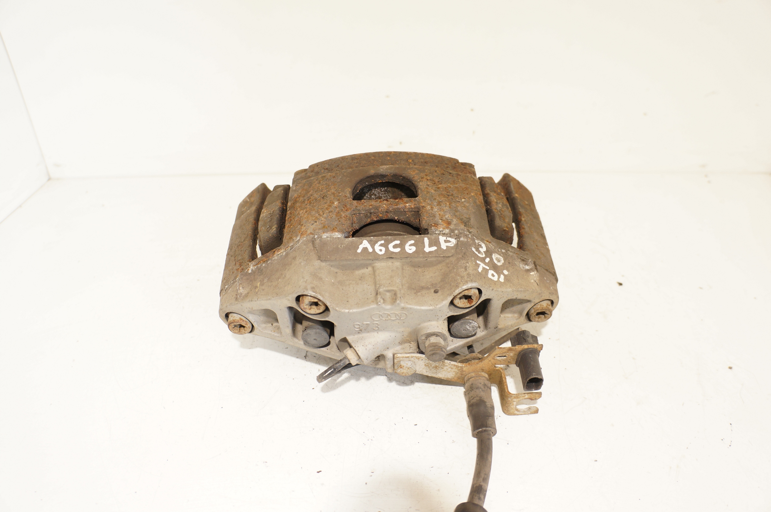 16732308323-69692eba169ee ZACISK HAMULCOWY LEWY PRZÓD AUDI A6 C6 3.0 TDI 973