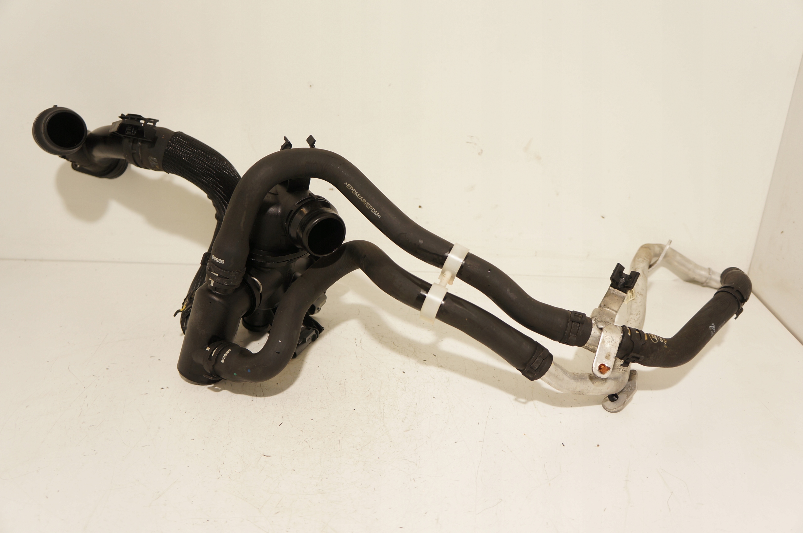 16881053001-69692d4d829e3 WĄŻ OBUDOWA TERMOSTATU LANDROVER DISCOVERY SPORT EVOQUE 2.0D G4D3-8575-BC