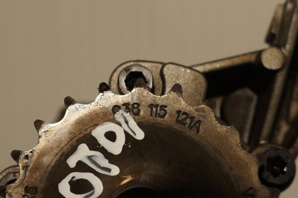 POMPA OLEJU VW GOLF V 1,9 2,0 TDI BKC BXE BKD 038115121A