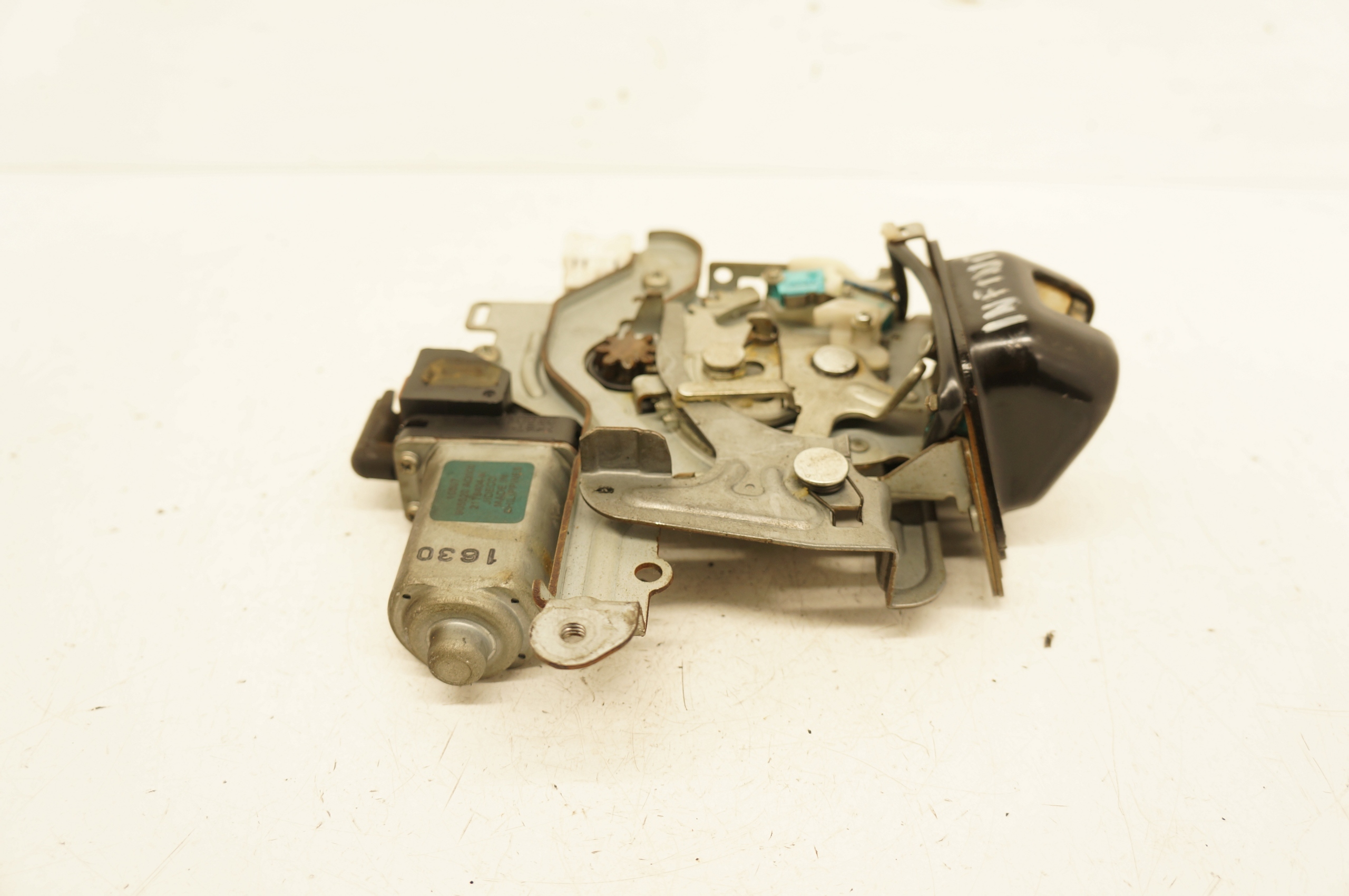 ZAMEK KLAPY TYŁ INFINITI Q70 905520AQ000