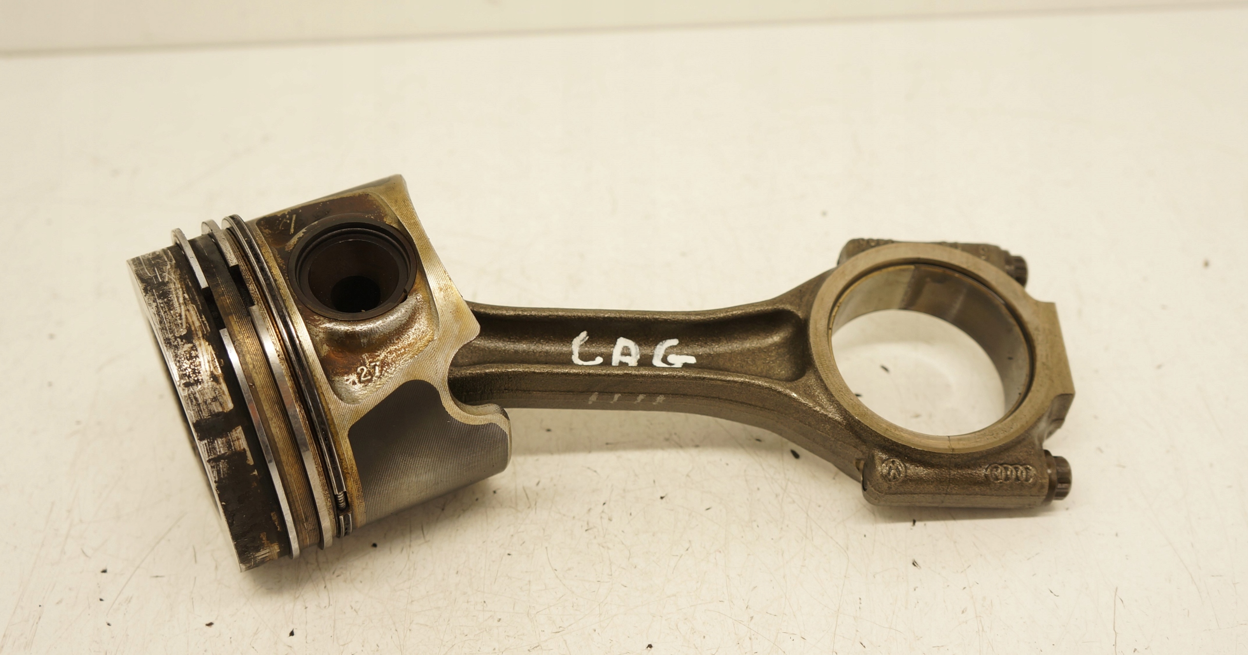 TŁOK Z KROBOWODEM GOLF A4 B8 PASSAT 2.0TDI CAG 038J DE 03LG V100