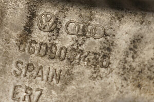 PODSTAWA ŁAPA ALTERNATORA AUDI A4 B7 A6 C6 2,0TFSI 06D903143D