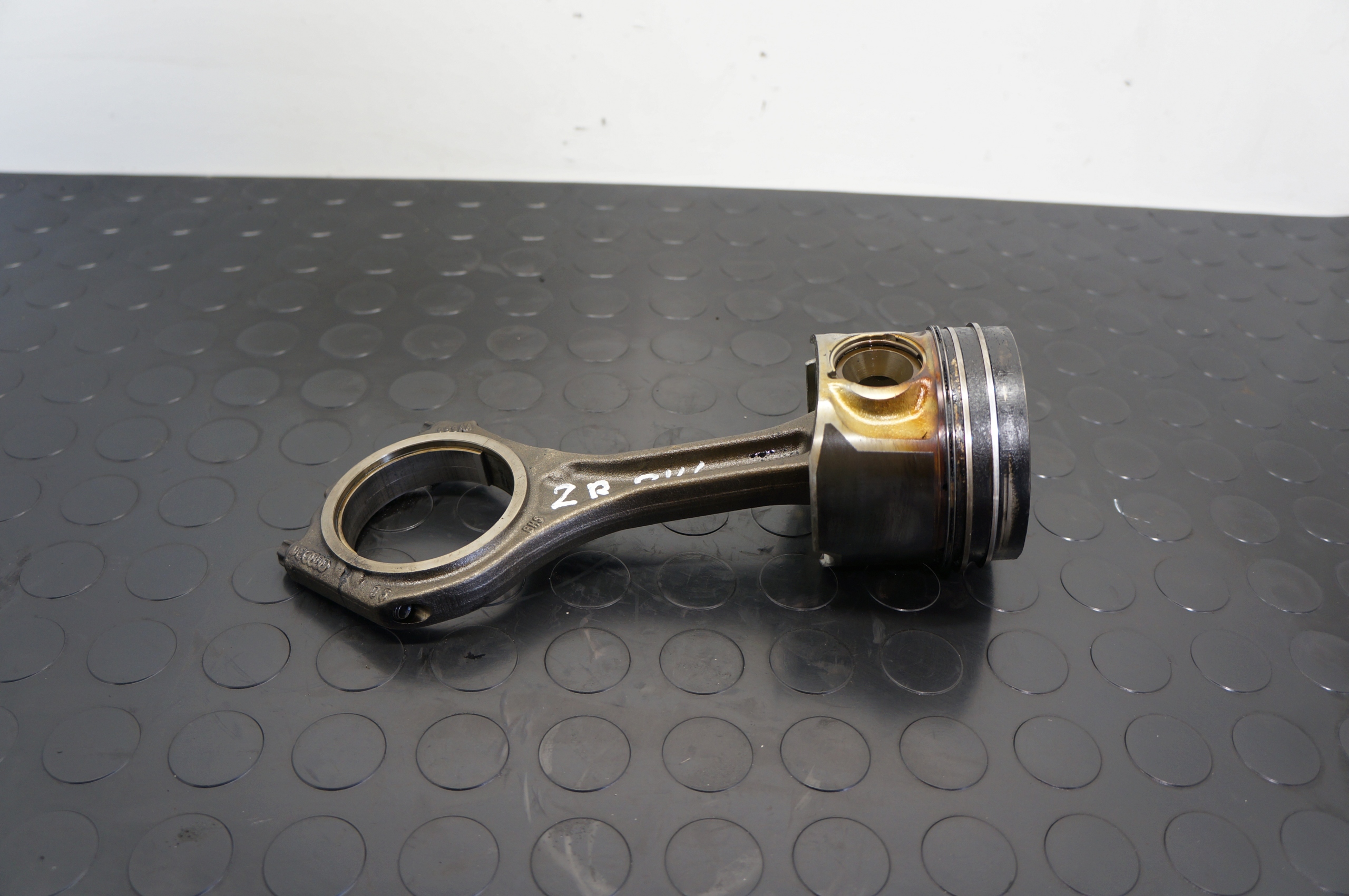 TŁOK Z KORBOWODEM AUDI Q7 VW TUAREG 3,0 TDI 059AA