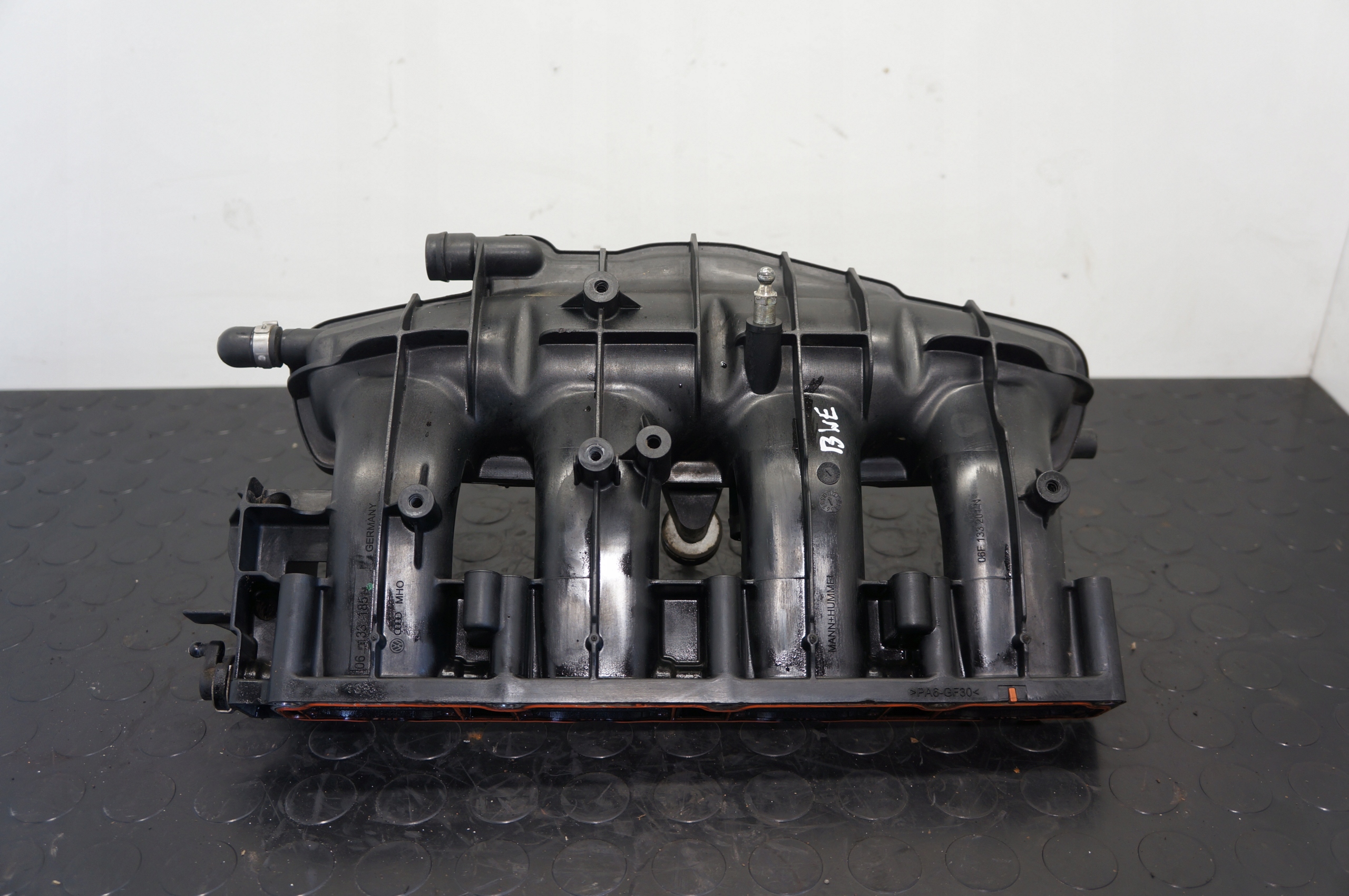 KOLEKTOR SSĄCY AUDI A4 B7 SEAT EXEO 2,0TFSI 06F133201N