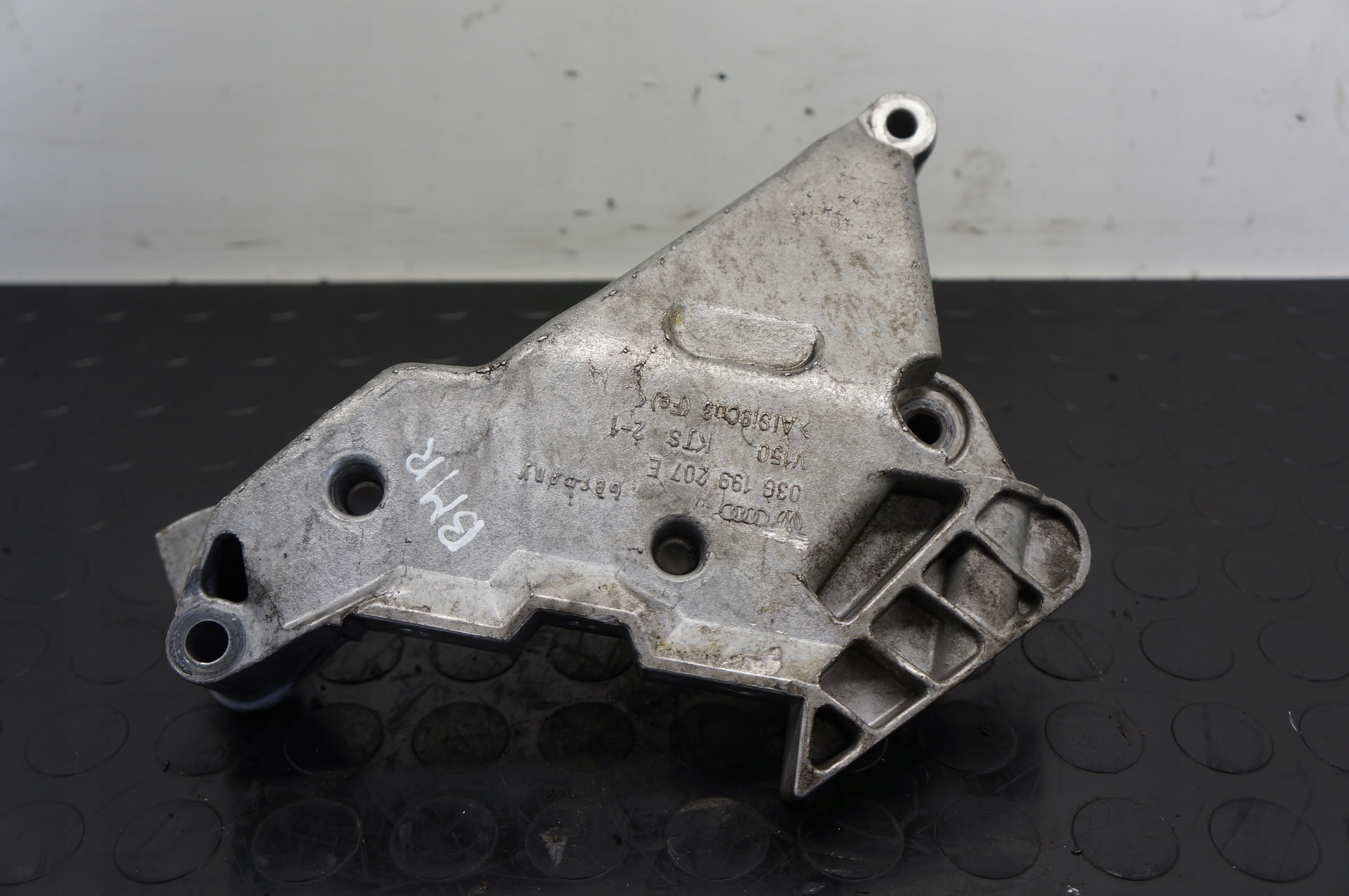 ŁAPA WSPORNIK SILNIKA VW GOLF V A3 8P PASSAT B6 2,0 TDI BMR 03G199207E