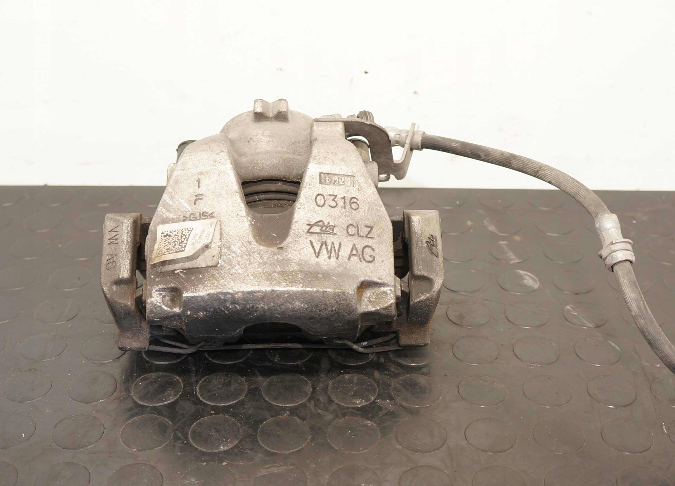 ZASISK HAMULCOWY PRAWY PRZÓD AUDI A4 B9 A5 8W06DH