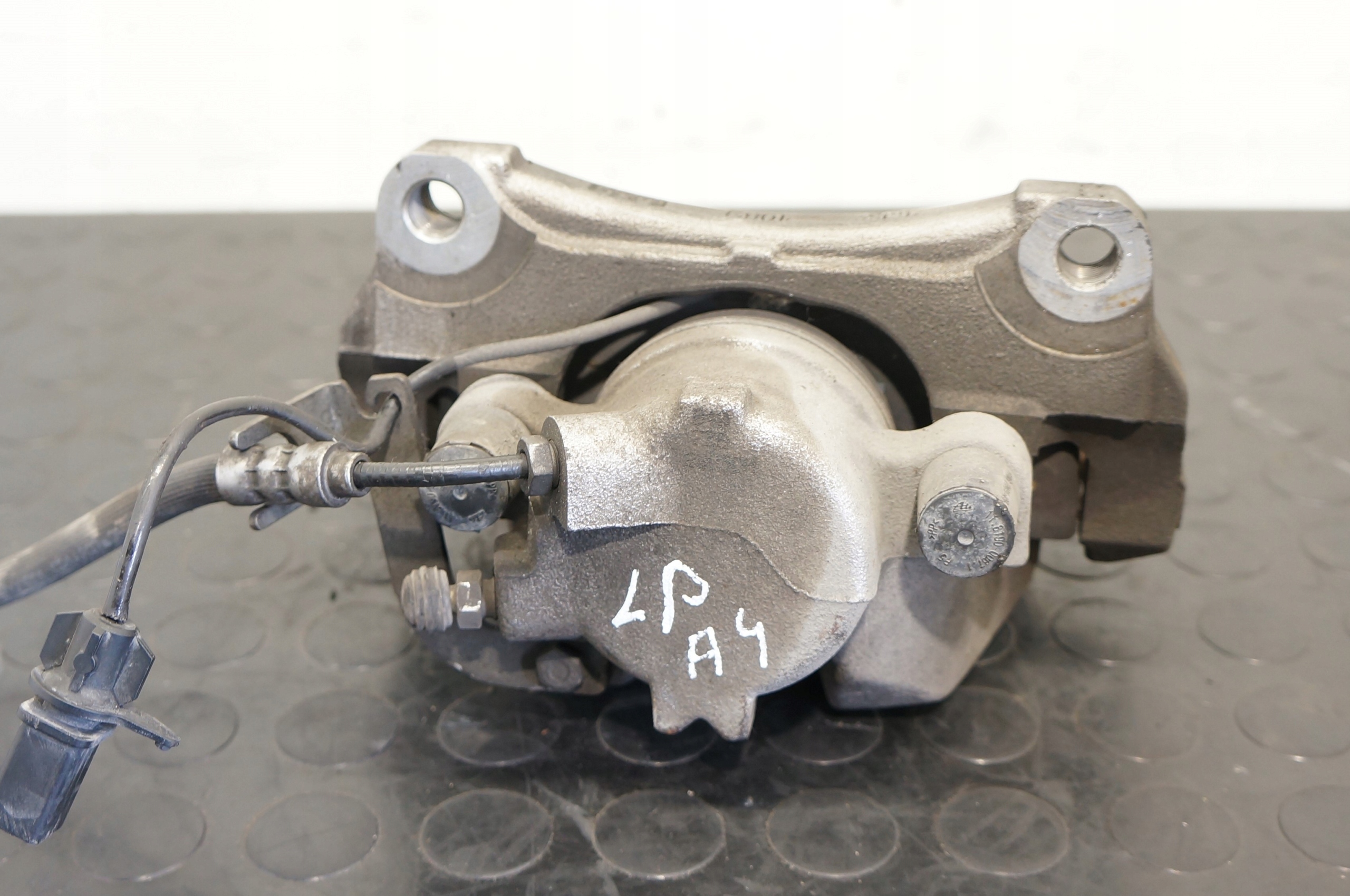 17503405921-6969470fc3b9b ZASISK HAMULCOWY LEWY PRZÓD AUDI A4 B9 A5 8W05DH