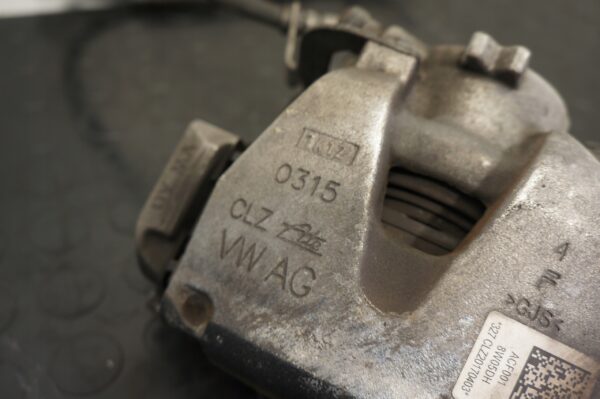 ZASISK HAMULCOWY LEWY PRZÓD AUDI A4 B9 A5 8W05DH