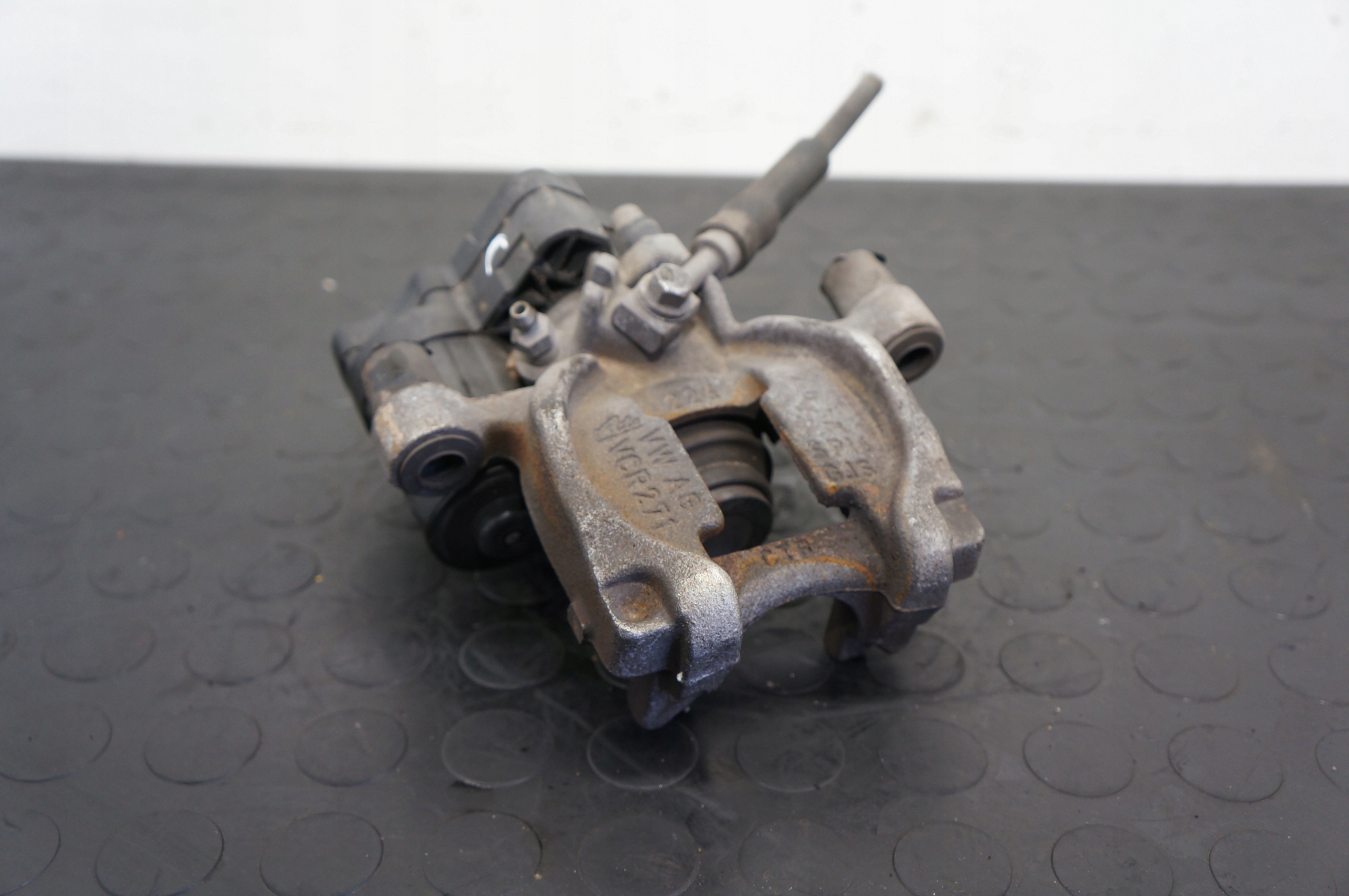 17526264122-696945e3a9046 ZACISK HAMULCOWY PT VW GOLF VII SKODA OCTAVIA LEON A3 5Q0615405EE