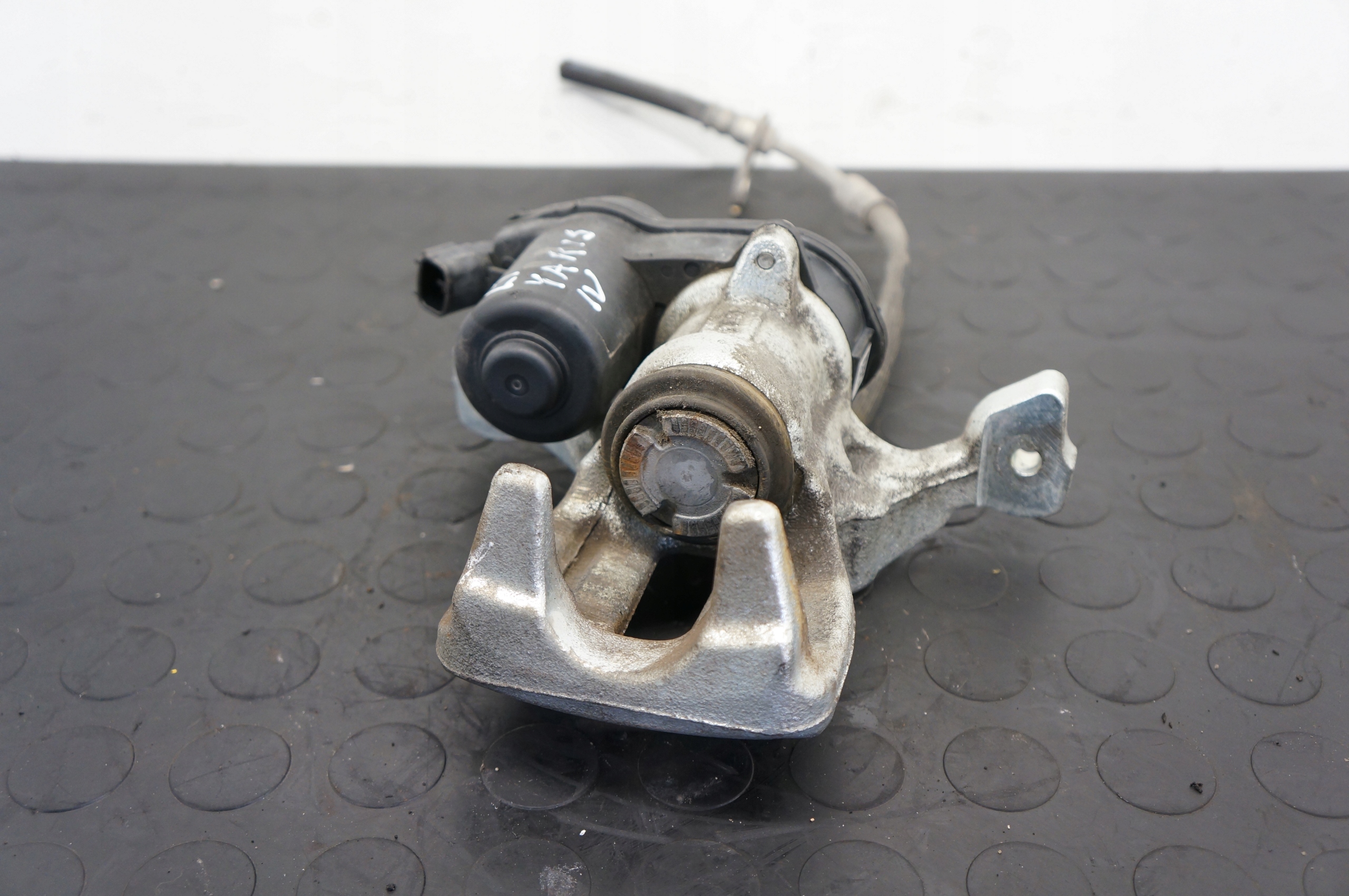 17526340982-696945d4cc99e ZACISK HAMULCOWY LEWY TYŁ TOYOTA YARIS IV LT 1,5 HYBRID 46310-0D010