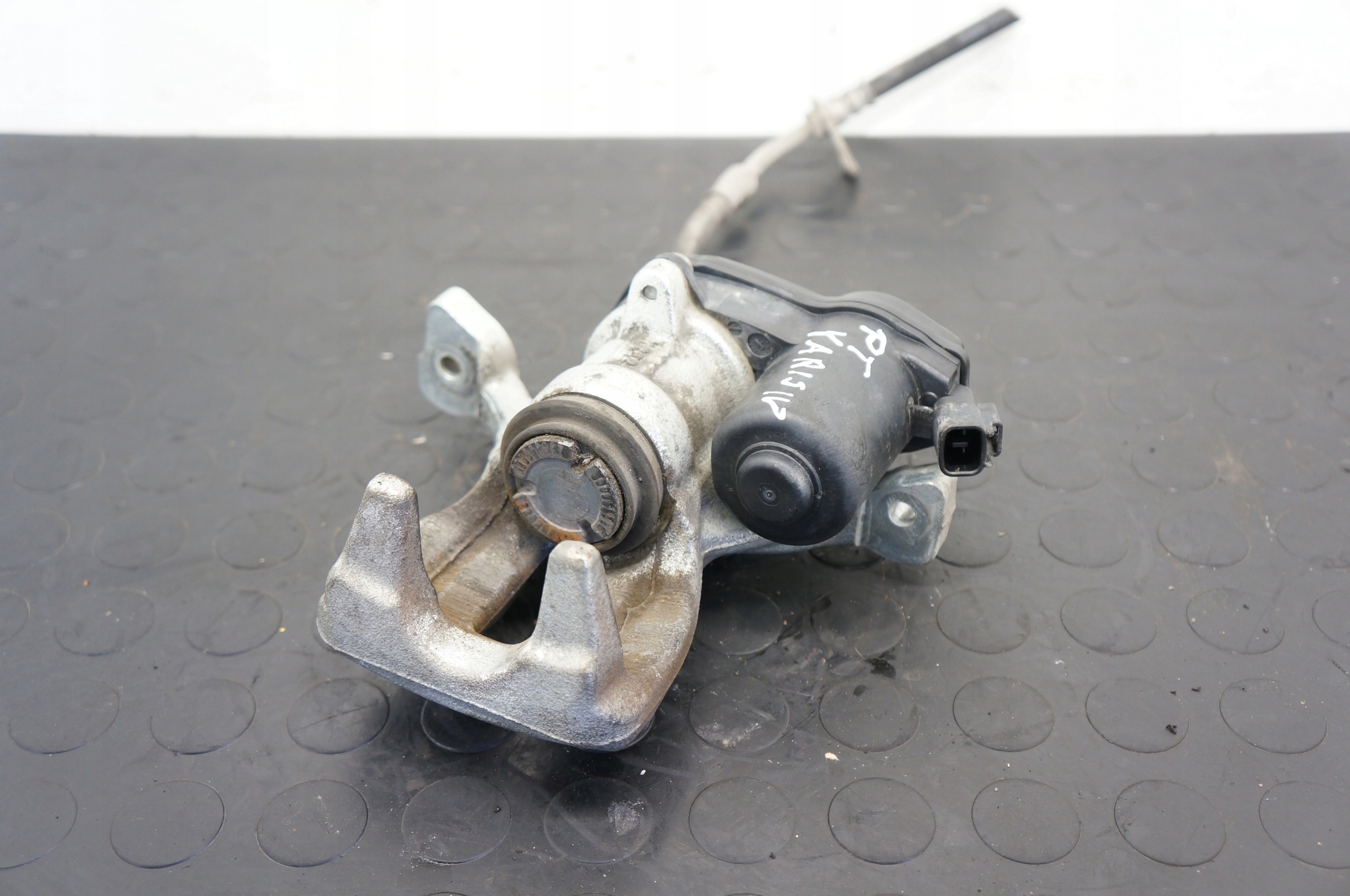 17526399334-696945c59483c ZACISK HAMULCOWY PRAWY TYŁ TOYOTA YARIS IV LT 1,5 HYBRID 46310-0D010