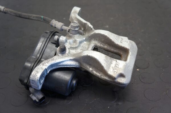 ZACISK HAMULCOWY PRAWY TYŁ TOYOTA YARIS IV LT 1,5 HYBRID 46310-0D010