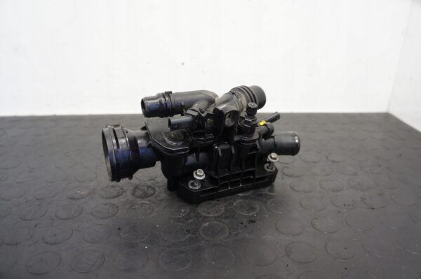 17526842506-696945ad9ff31 OBUDOWA TERMOSTATU CITROEN C3 RIFTER PARTNER 1,5 E-HDI YH01 9812113780