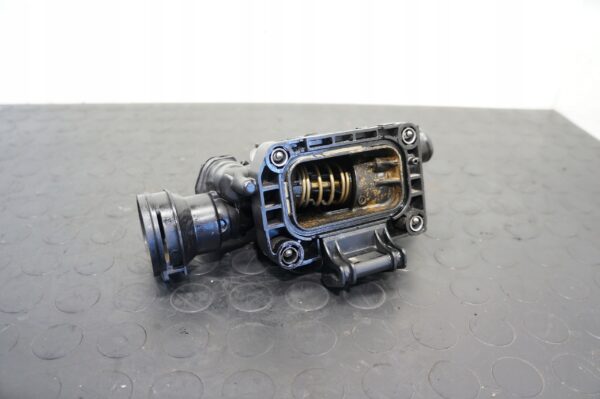 17526842506-696945af62956 OBUDOWA TERMOSTATU CITROEN C3 RIFTER PARTNER 1,5 E-HDI YH01 9812113780