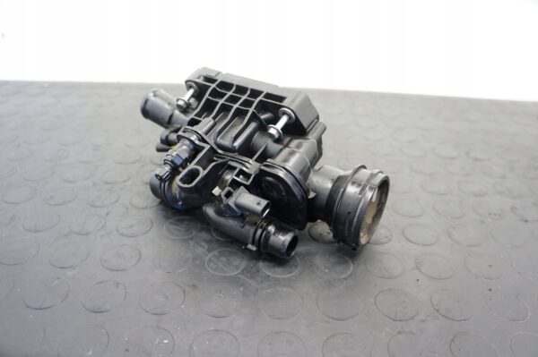 17526842506-696945b0d1dc7 OBUDOWA TERMOSTATU CITROEN C3 RIFTER PARTNER 1,5 E-HDI YH01 9812113780