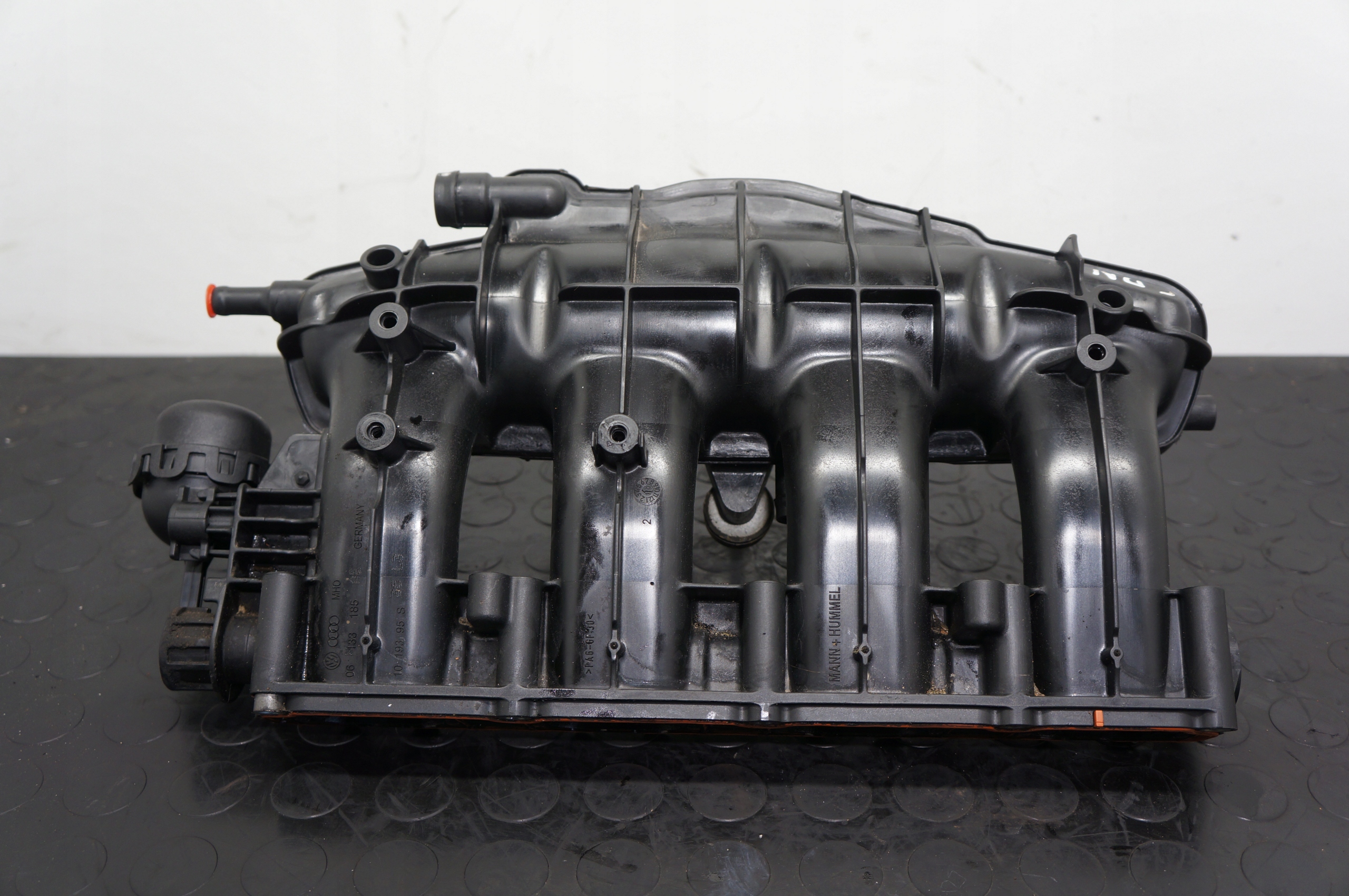 KOLEKTOR SSĄCY AUDI A4 A5 Q5 2,0TFSI 06H133185AE