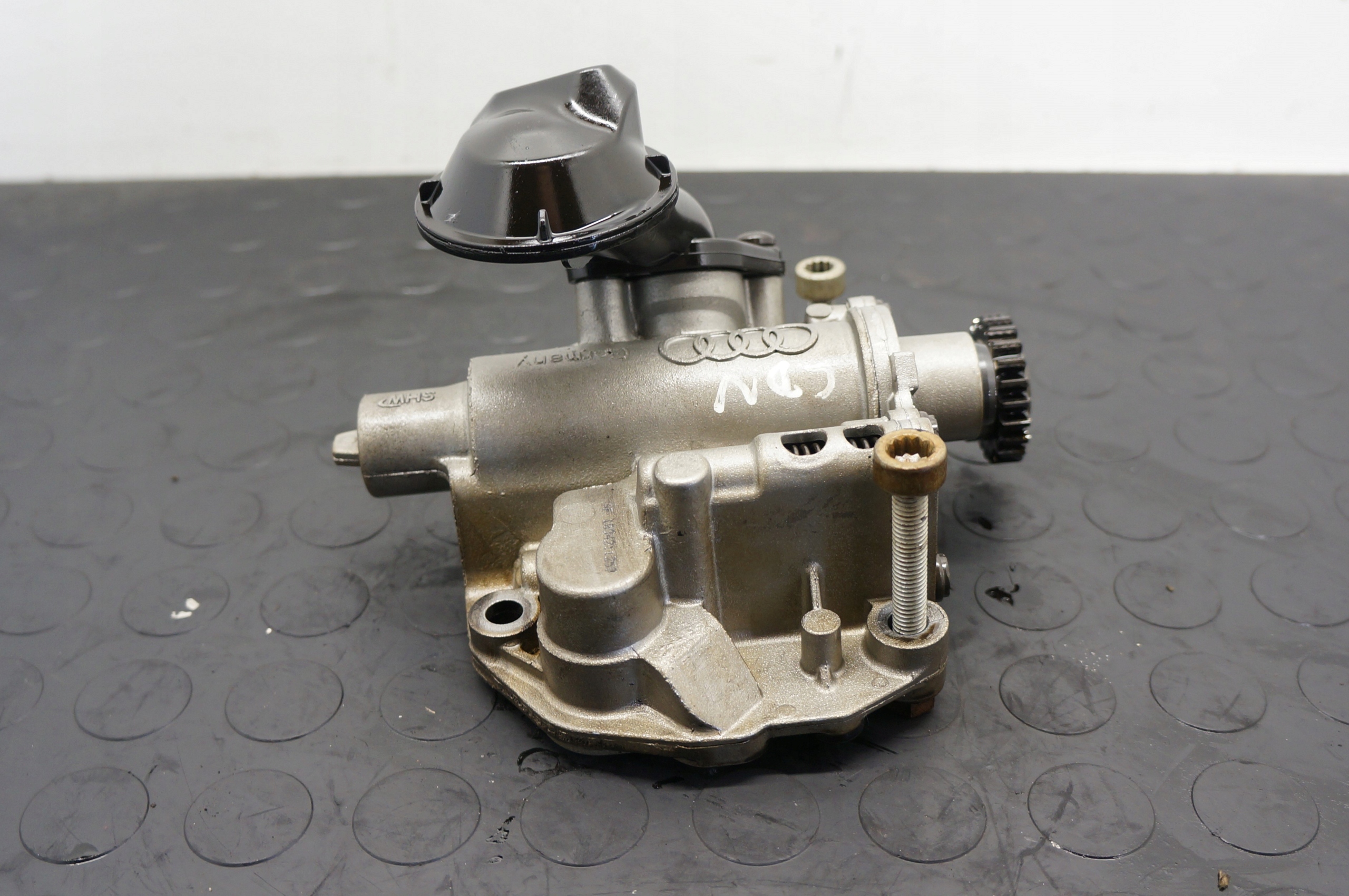 POMPA OLEJU AUDI A4 A5 Q5 GOLF PASSAT 2,0TFSI 06H115105