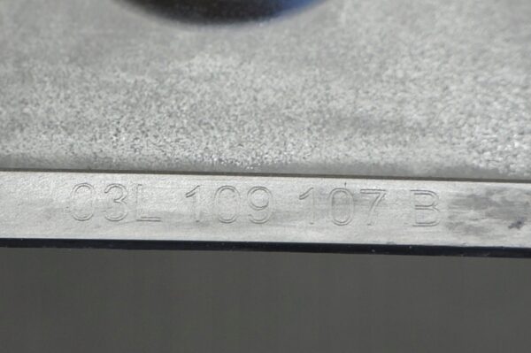 17807409923-69690e523da68 OSŁONA OBUDOWA ROZRZĄDU VW GOLF VI A3 1,6 TDI 03L109107B