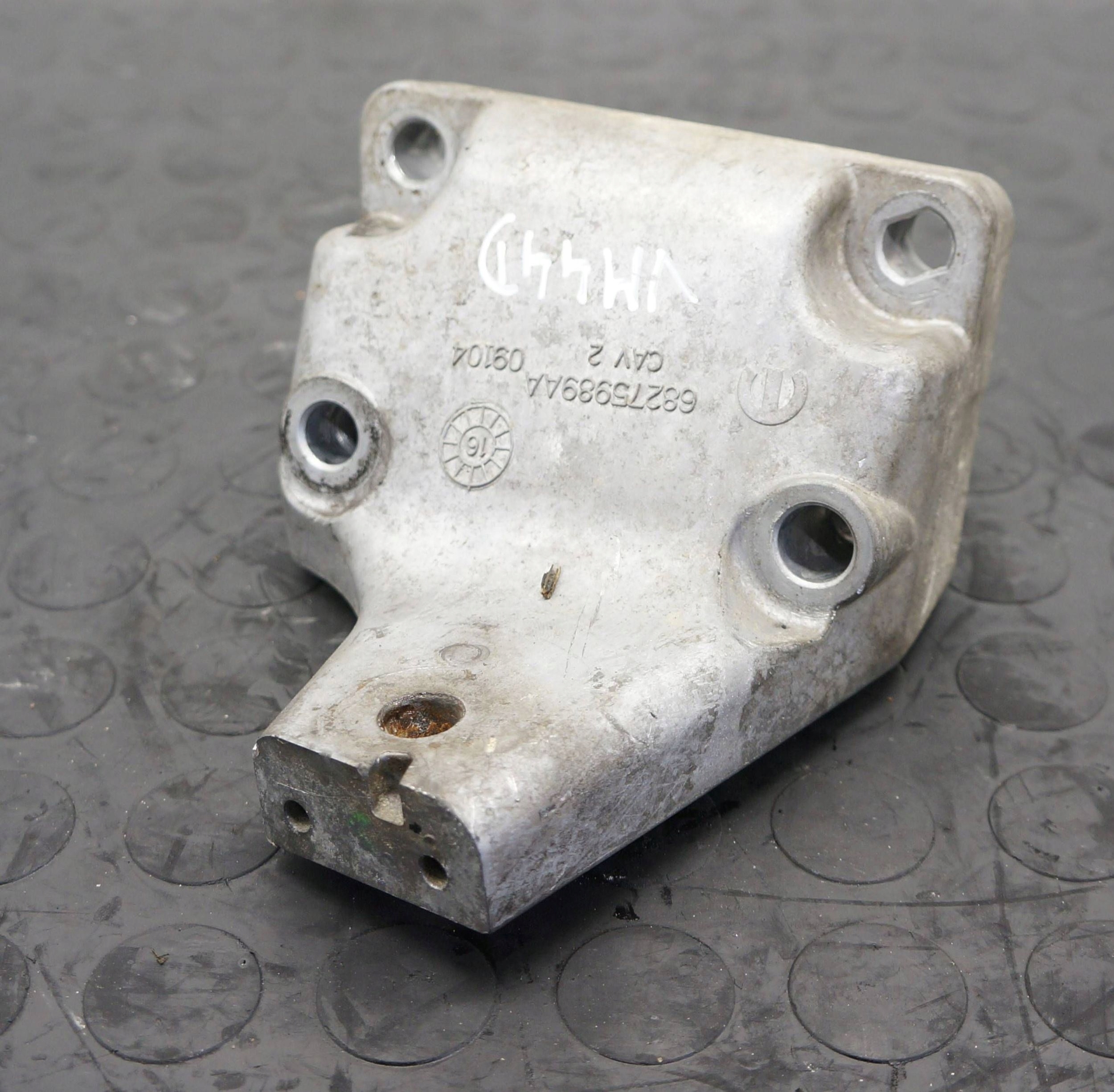 ŁAPA SILNIKA JEEP GRAND CHEROKEE WK2 3.0 CRD 68275989AA