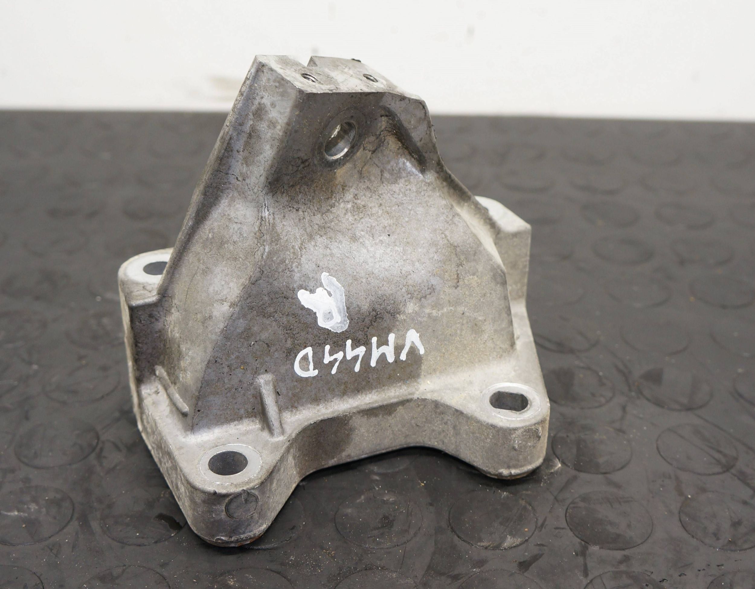 ŁAPA SILNIKA JEEP GRAND CHEROKEE WK2 3.0 CRD 68275988AA