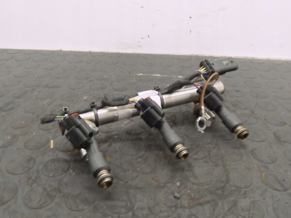 LISTWA WTRYSKOWA OPEL CORSA E VIVA KARL 1,0 12V L5Q 55497546 12655674