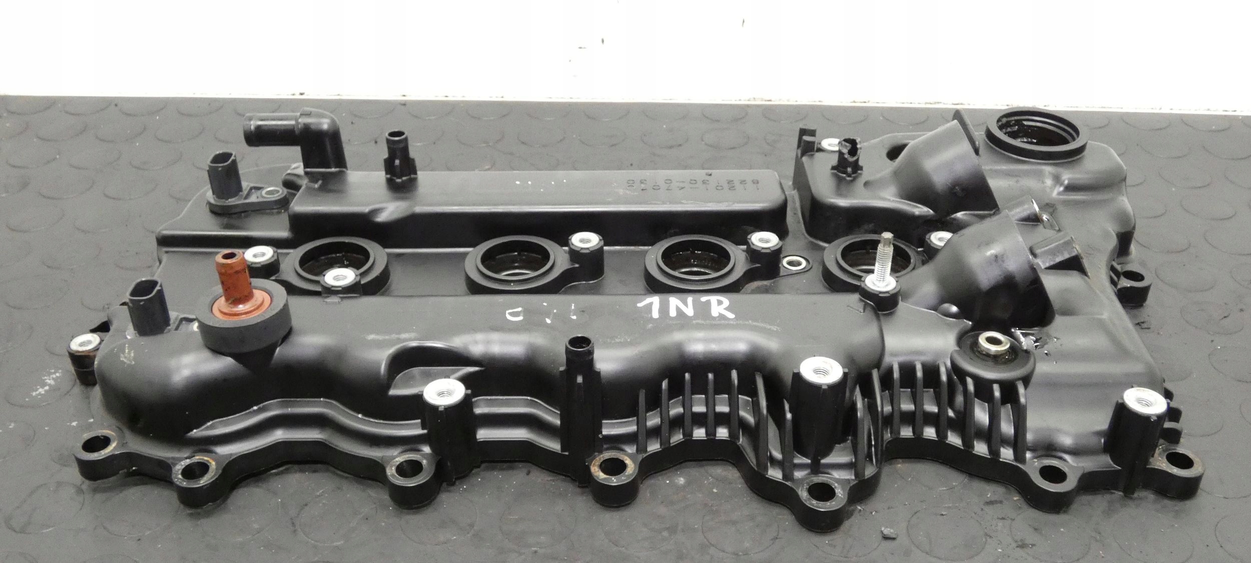 18034584376-6968f40c6c670 POKRYWA ZAWORÓW TOYOTA AURIS COROLLA IQ YARIS 1,3 1NR 11201-47070