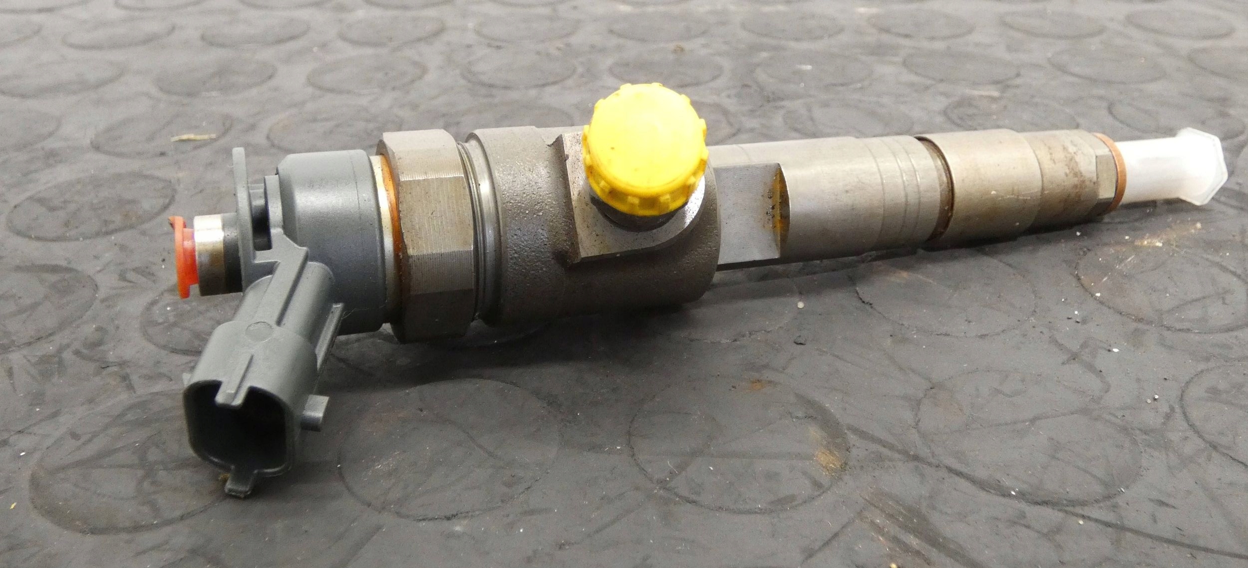 WTRYSKIWACZ WTRYSK CITROEN C4 PEUGEOT 208 1,6 E-HDI 0445110566