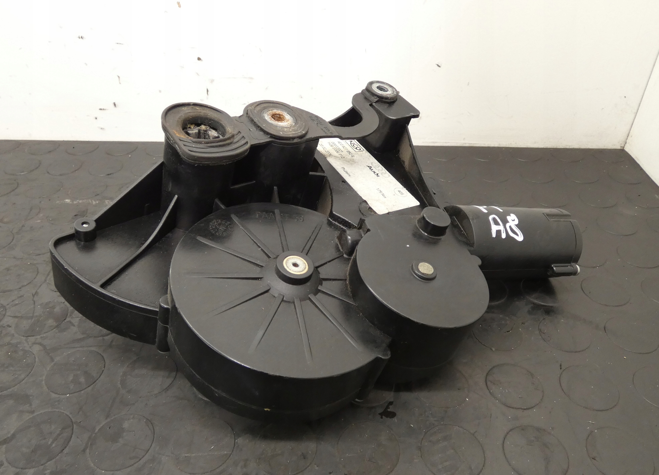 DOCIĄG KLAPY BAGAŻNIKA TYŁ AUDI A8 D3 4E0827852G