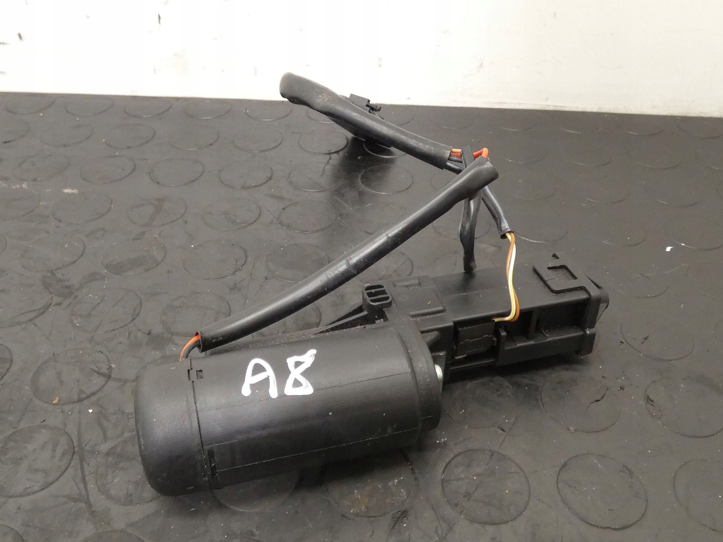 Zamek klapy bagażnika Audi A8 S8 D3 4E 4E0827383D