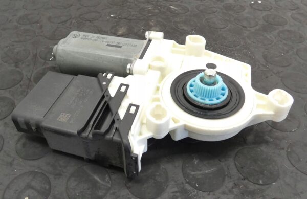 18101049764-6968eac33e299 SILNICZEK SZYBY PRAWY TYŁ VW TIGUAN GOLF V JETTA PASSAT 1K0959704P