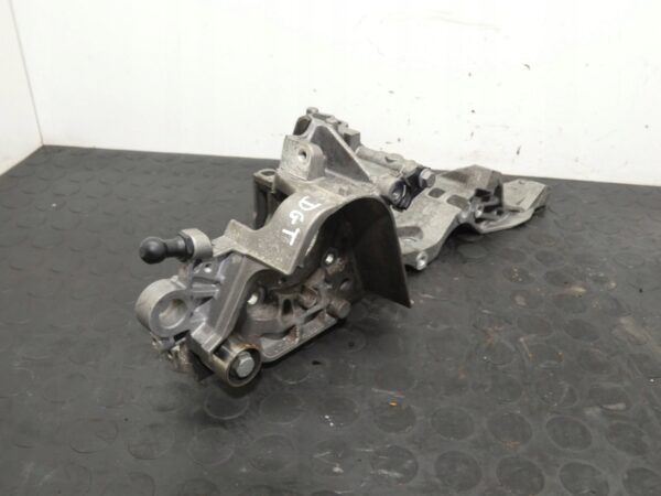 18118296664-6968e82730493 ŁAPA WSPORNIK ALTERNATORA SKODA OCTAVIA VW GOLF T-ROC 1,6TDI 04L903143D