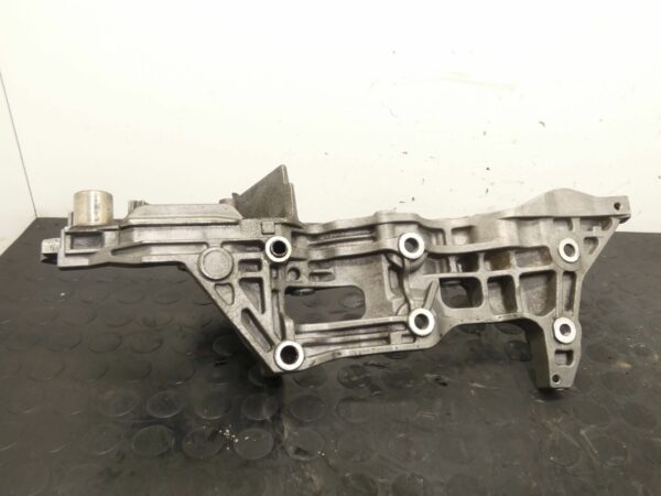 18118296664-6968e828876dc ŁAPA WSPORNIK ALTERNATORA SKODA OCTAVIA VW GOLF T-ROC 1,6TDI 04L903143D