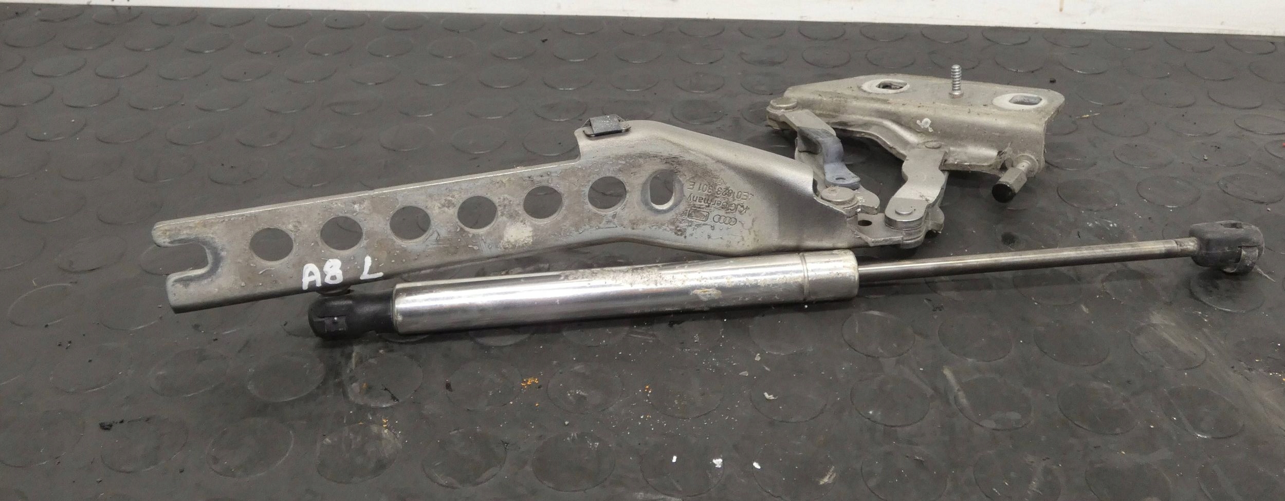 Zawiasy maski Audi A8 S8 D3 4E 4E0823301E