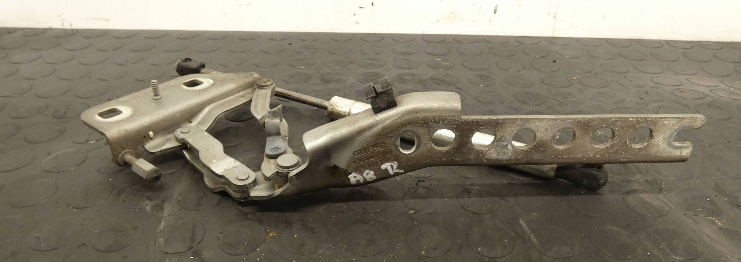 Zawias maski Audi A8 S8 D3 4E 4E0823302E