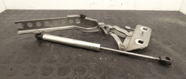 Zawias maski Audi A8 S8 D3 4E 4E0823302E