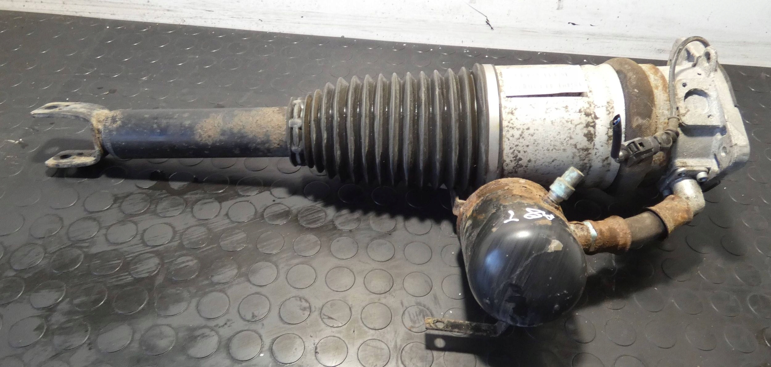 18142496215-6968e2b8e9156 Amortyzator pneumatyczny tylny prawy Audi A8 S8 D3 4E 4E0616002E